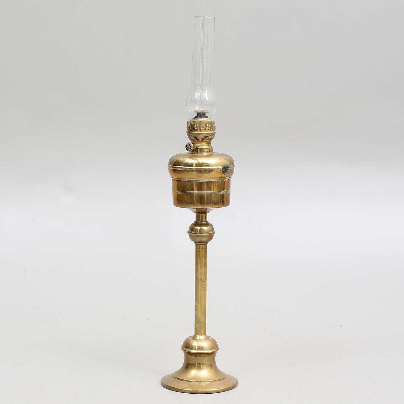 FOTGENLAMPFOT, mässing, golvmodell, 1800/1900-tal.