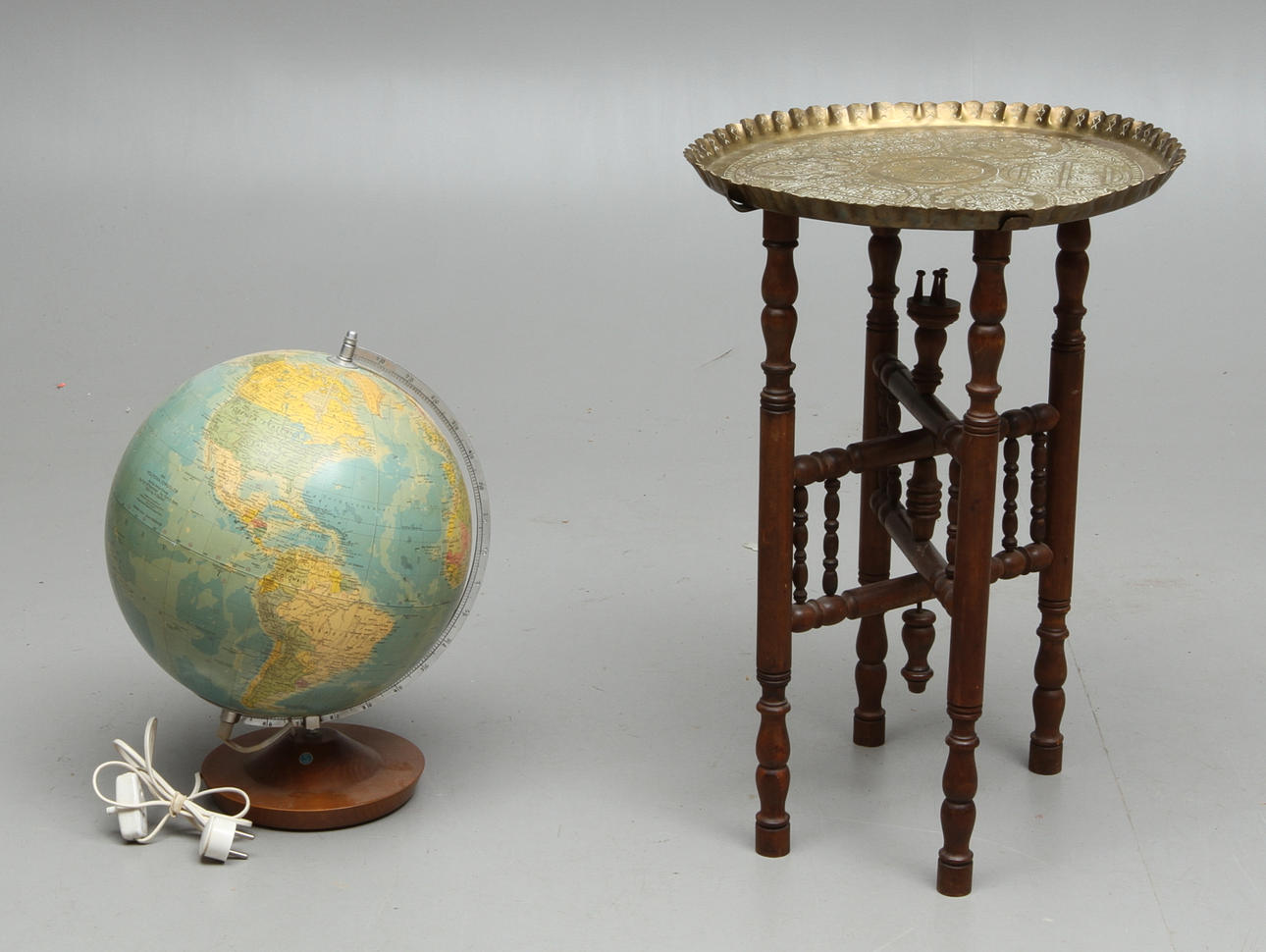 JORDGLOB, med belysning samt RÖKBORD, orientaliskt. 1900-tal.