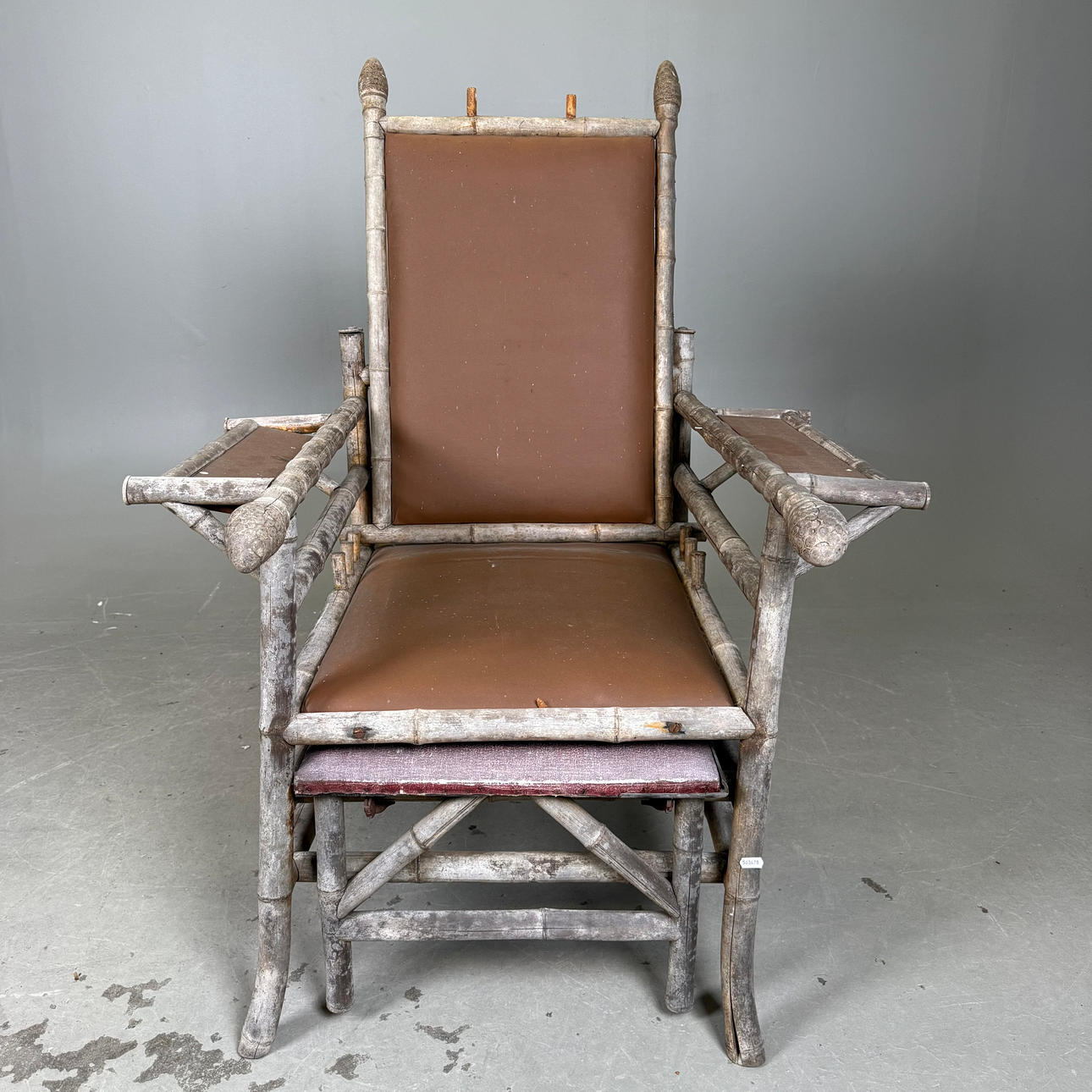 FÅTÖLJ. kolonial-stil, 1800-tal.