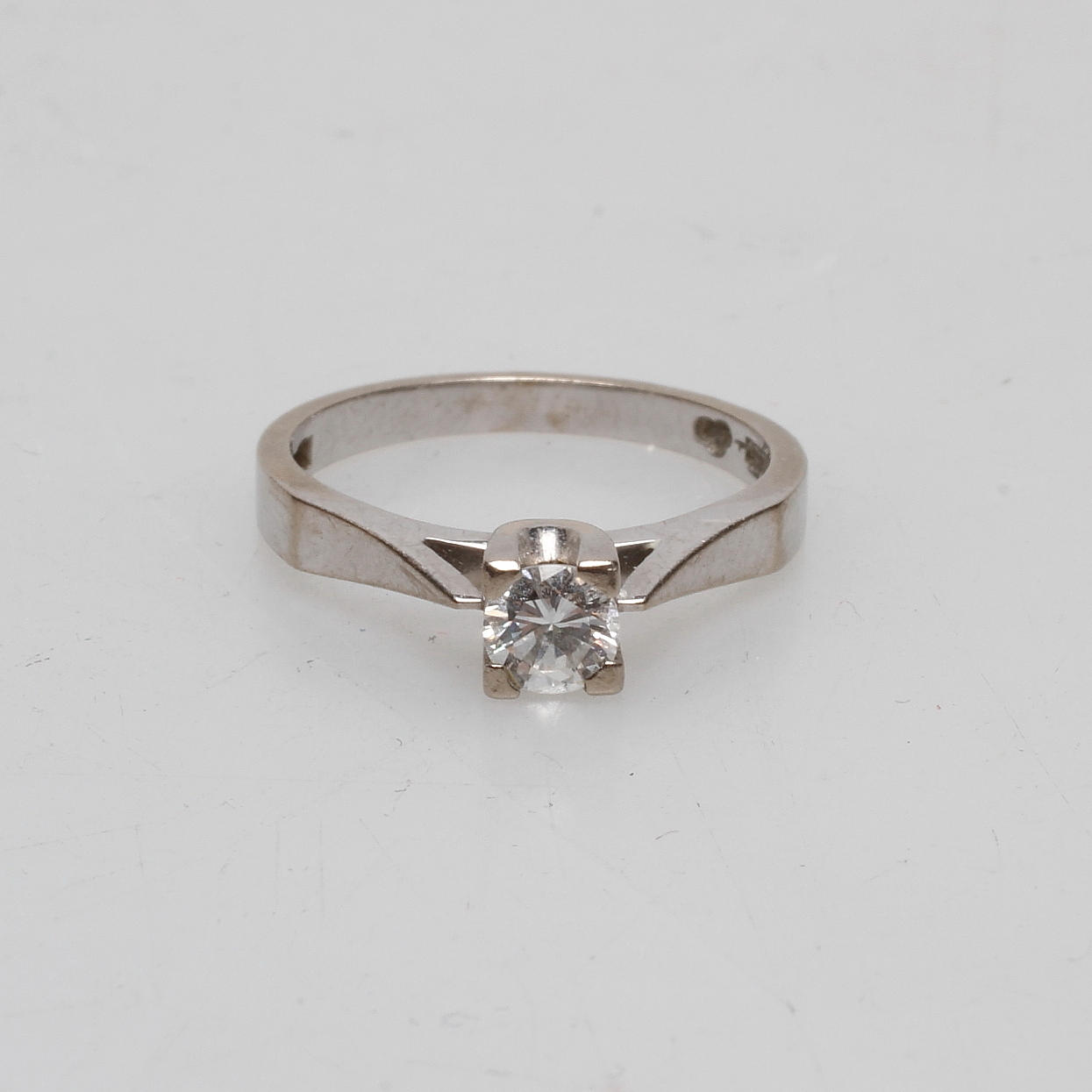 VITGULDSRING MED DIAMANT 0.30 CT, 18k guld, vikt ca 3,2 gr.