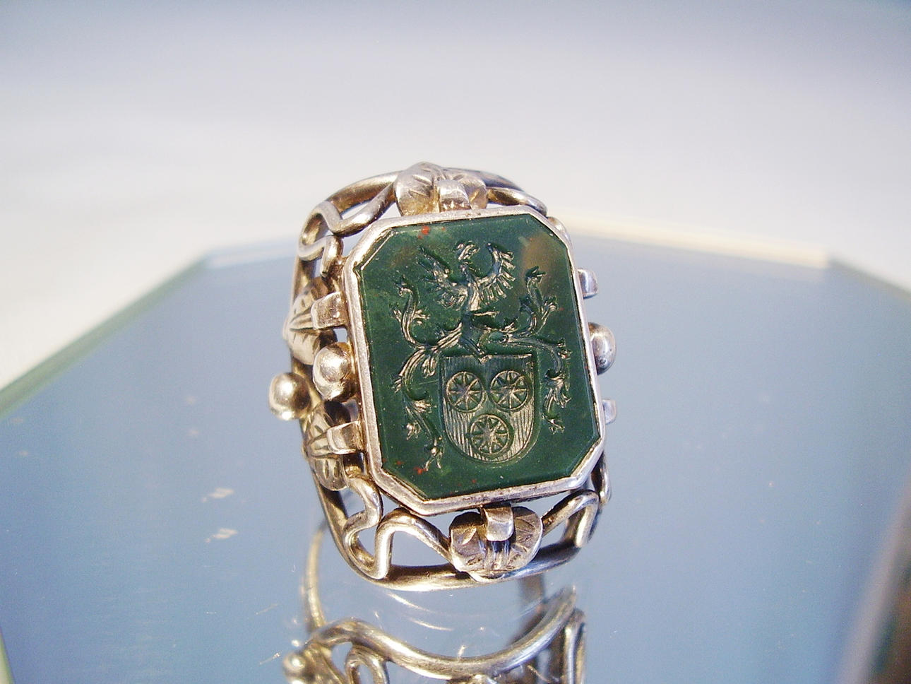 CREST RING med graverat ädla vapen i heliotrop silver 835 handgjord.