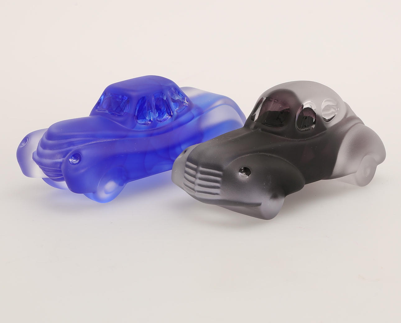 OLLE BRONZEN. Konstglas, 2 bilar, svart och blå, signerade Kosta Boda och Bronzen, samt resp. modelnummer.