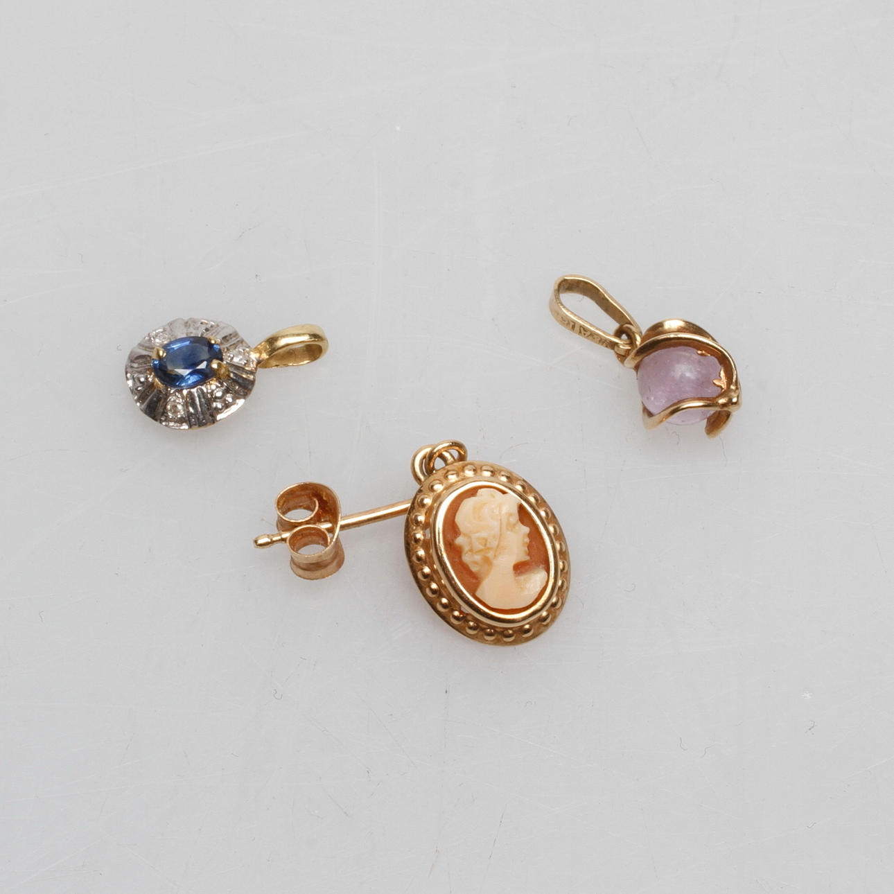 ÖRHÄNGE SAMT TVÅ HÄNGEN, 18k guld, total vikt ca 1,9 gr.