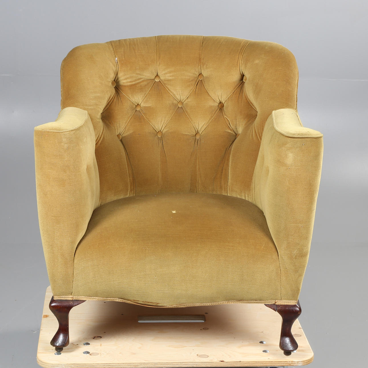 AN EARLY 20TH CENTURY BUTTON BACK ARMCHAIR.