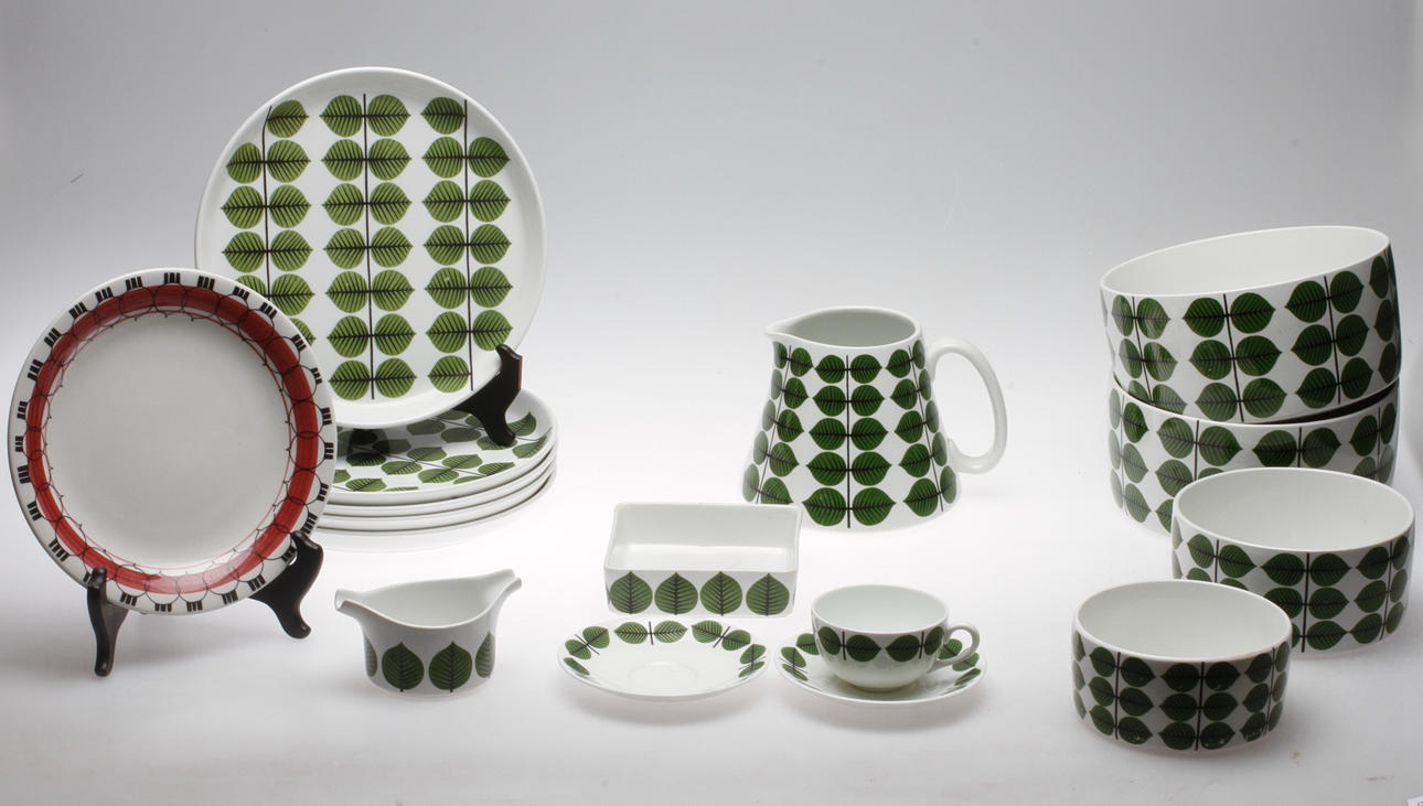 SERVISDELAR, porslin. 14 delar. "Berså", Stig Lindberg, Gustavsberg samt TALLRIK "Picknick", Marianne Westman, Rörstrad, 1900-talets andra hälft.