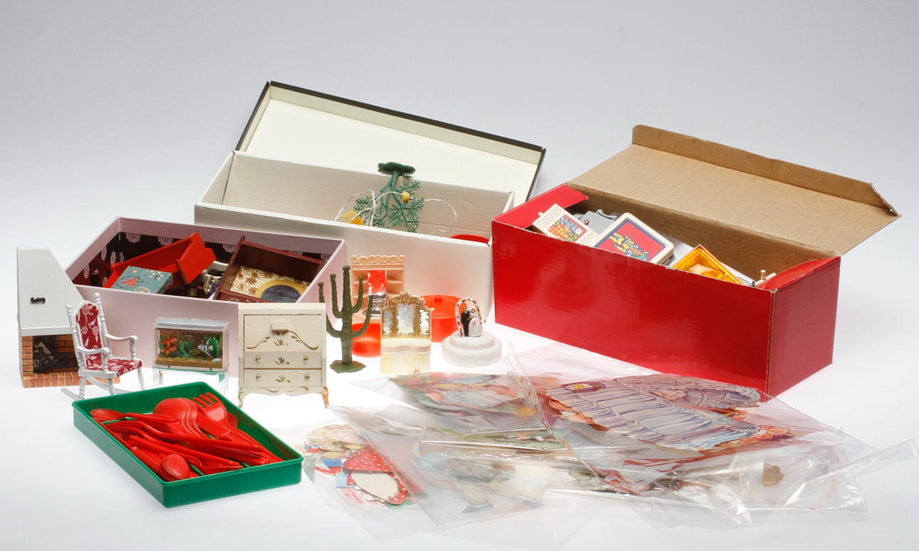 PARTI LEKSAKER med mera. Bland annat bokmärken och dockskåpsmöbler. 1900-tal.