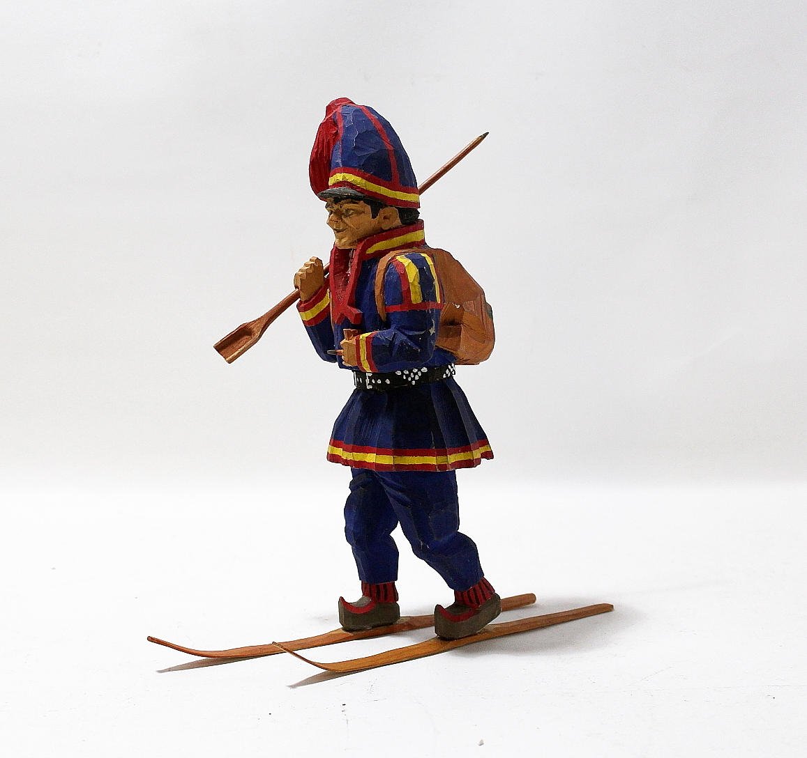 OIDENTIFIERAD KONSTNÄR. samefigurin/skulptur, trä, möjligen signatur i bältet.