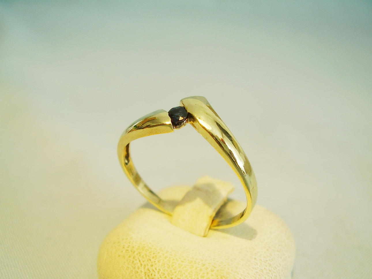 SAPPHIRE SOLITAIRE RING gult guld 333 safir ca. 0,10 ct.