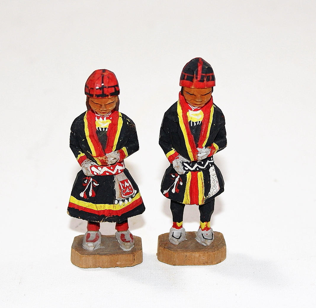 GEORG JONSSON. samefigurer/skulpturer, man och kvinna.