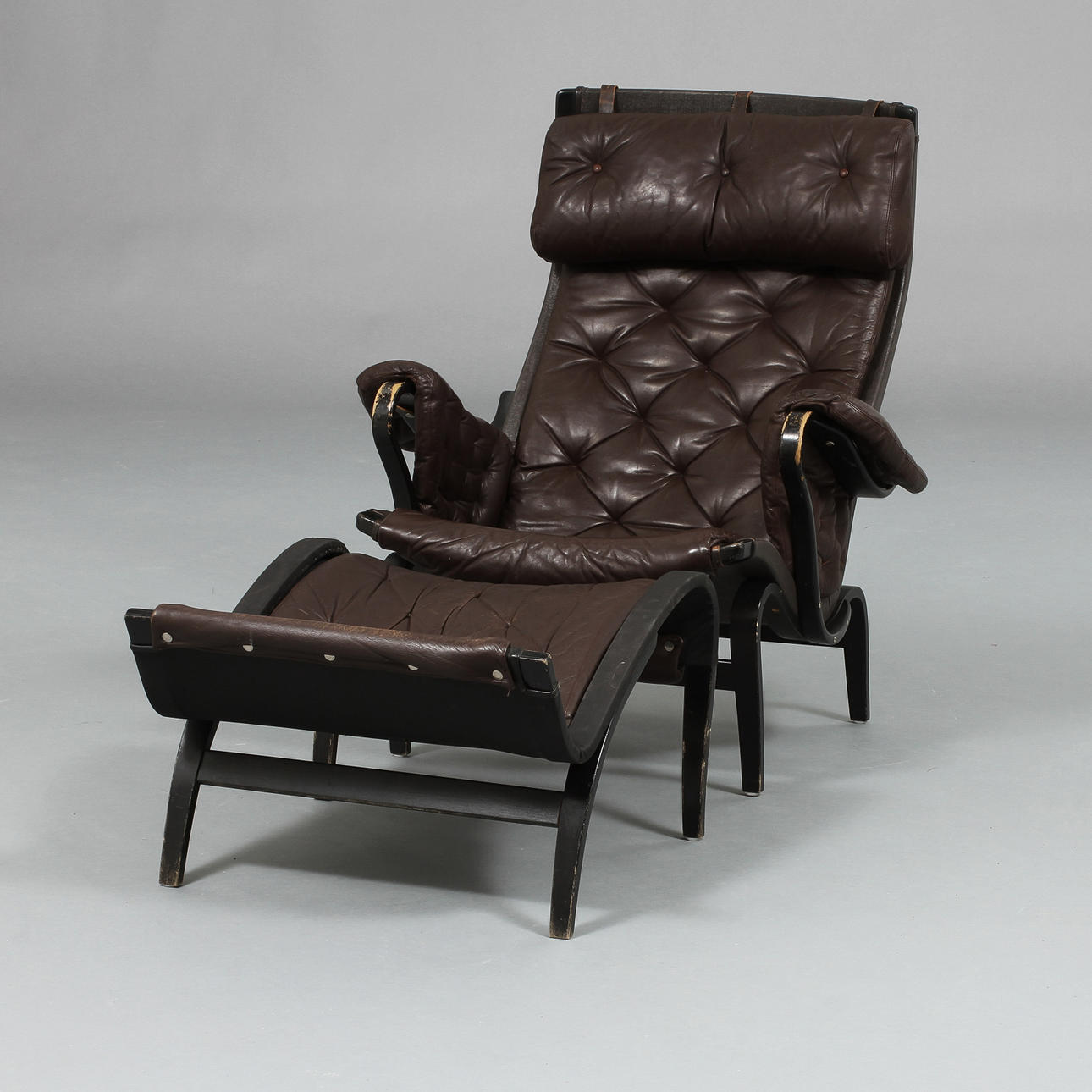 FÅTÖLJ MED FOTPALL"Pernilla", Bruno Mathsson för Dux.