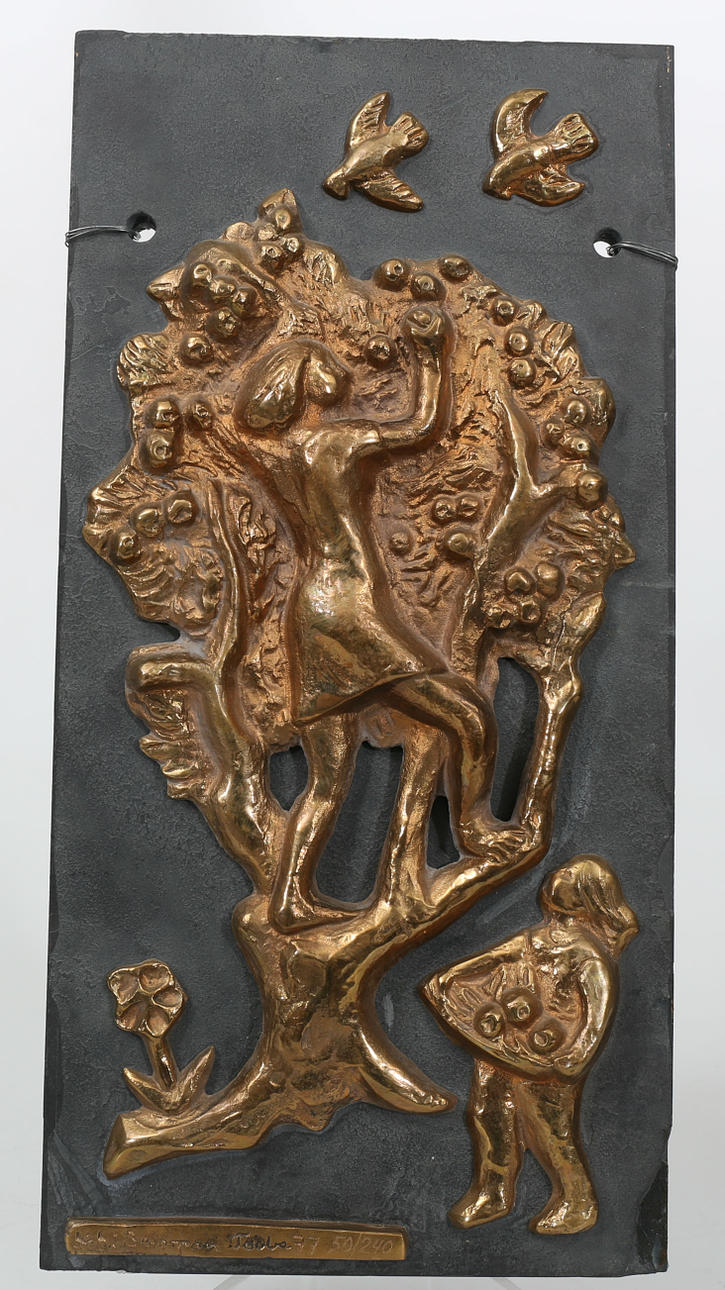 ASTRI BERGMAN TAUBE. Relief i brons på skiffer, numrerad 50/240, signerad, daterad -77.