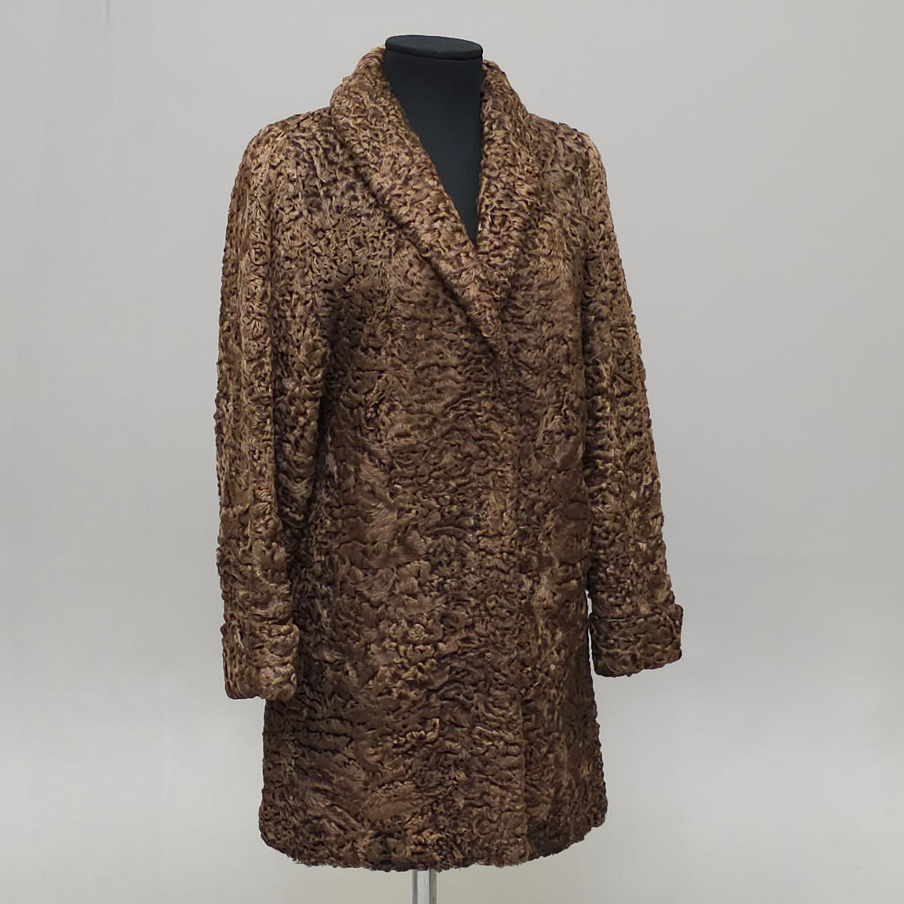 CHAQUETÓN EN ASTRACÁN COLOR MARRÓN.