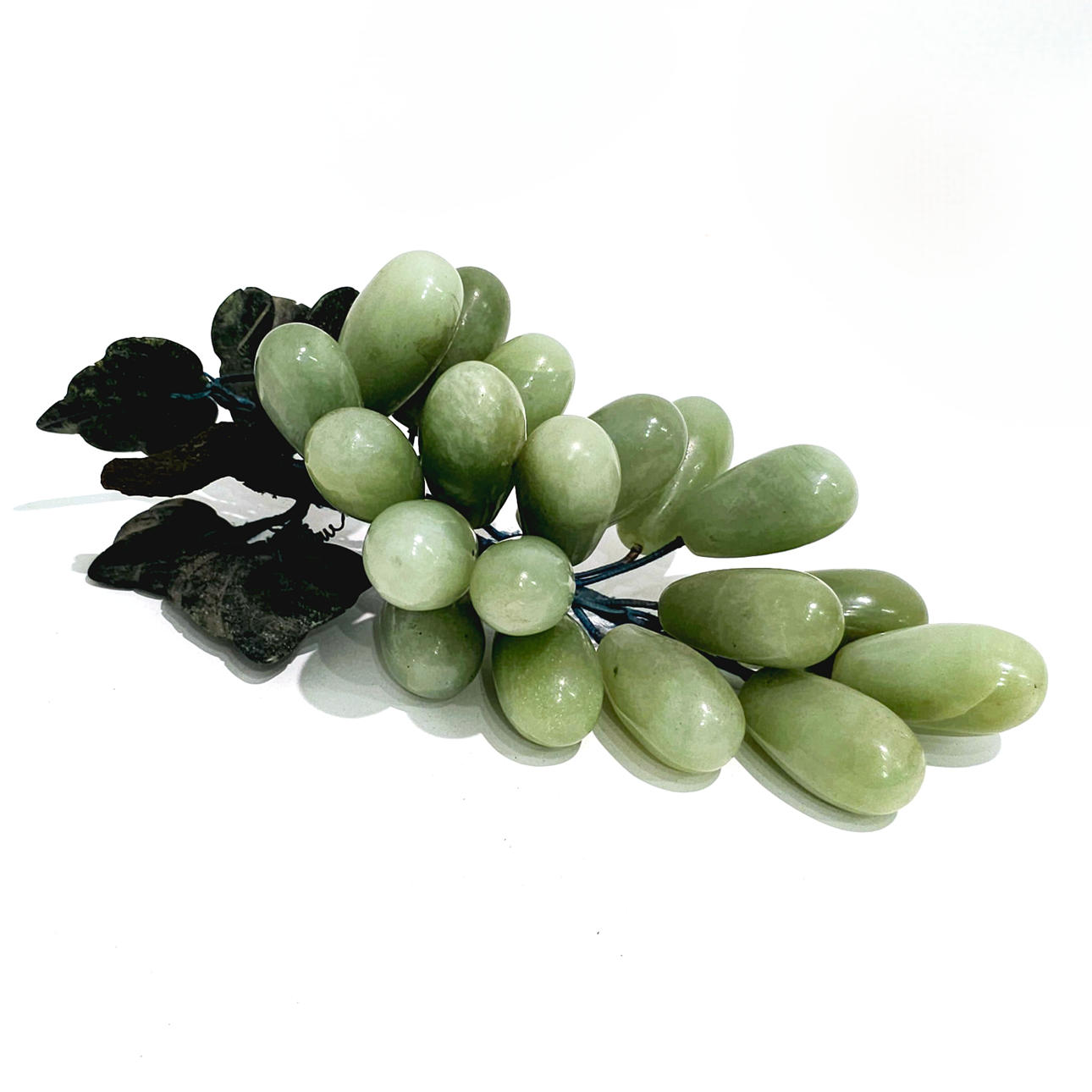 GÄNG DRUVOR I SNIDAD JADE STEN.