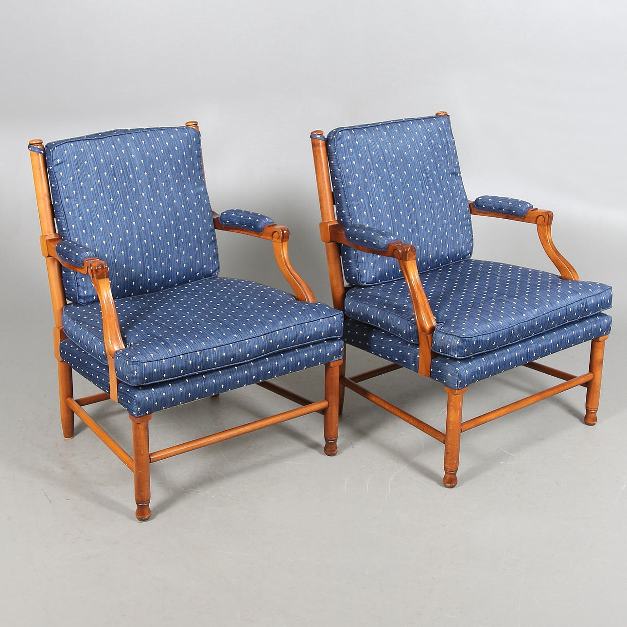 KARMSTOLAR / FÅTÖLJER, ett par, Gripsholmsmodell, 1900-tal.