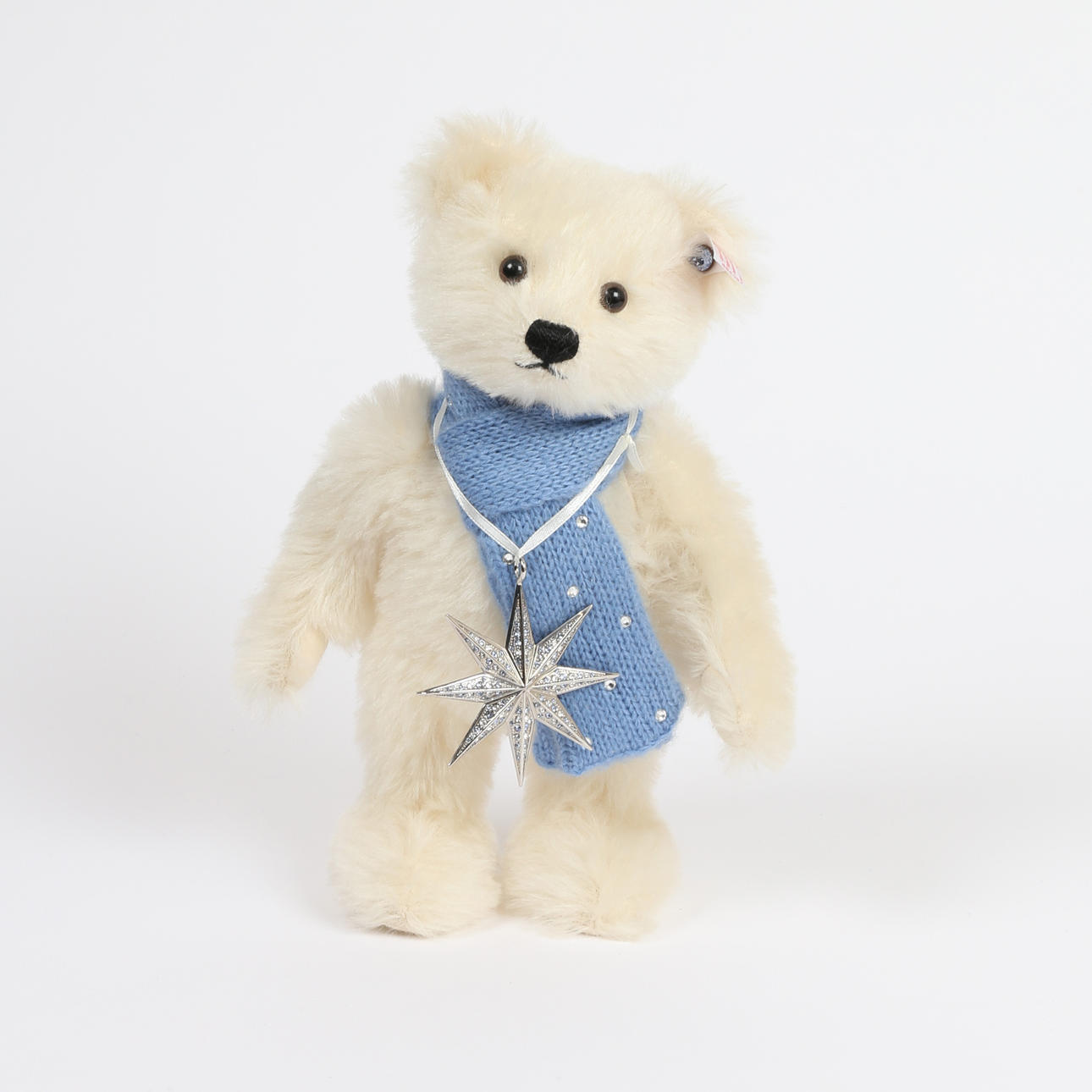 EIN STEIFF „DER WINTER-SWAROVSKI-BÄR“.
