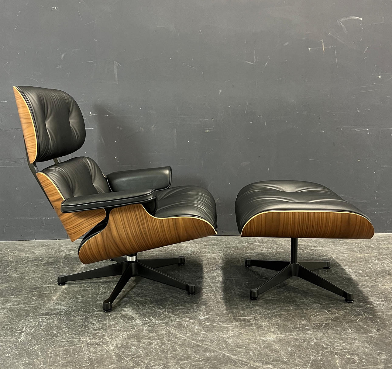 CHARLES & RAY EAMES. VITRA LEPOTUOLI OTTOMAANILLA.