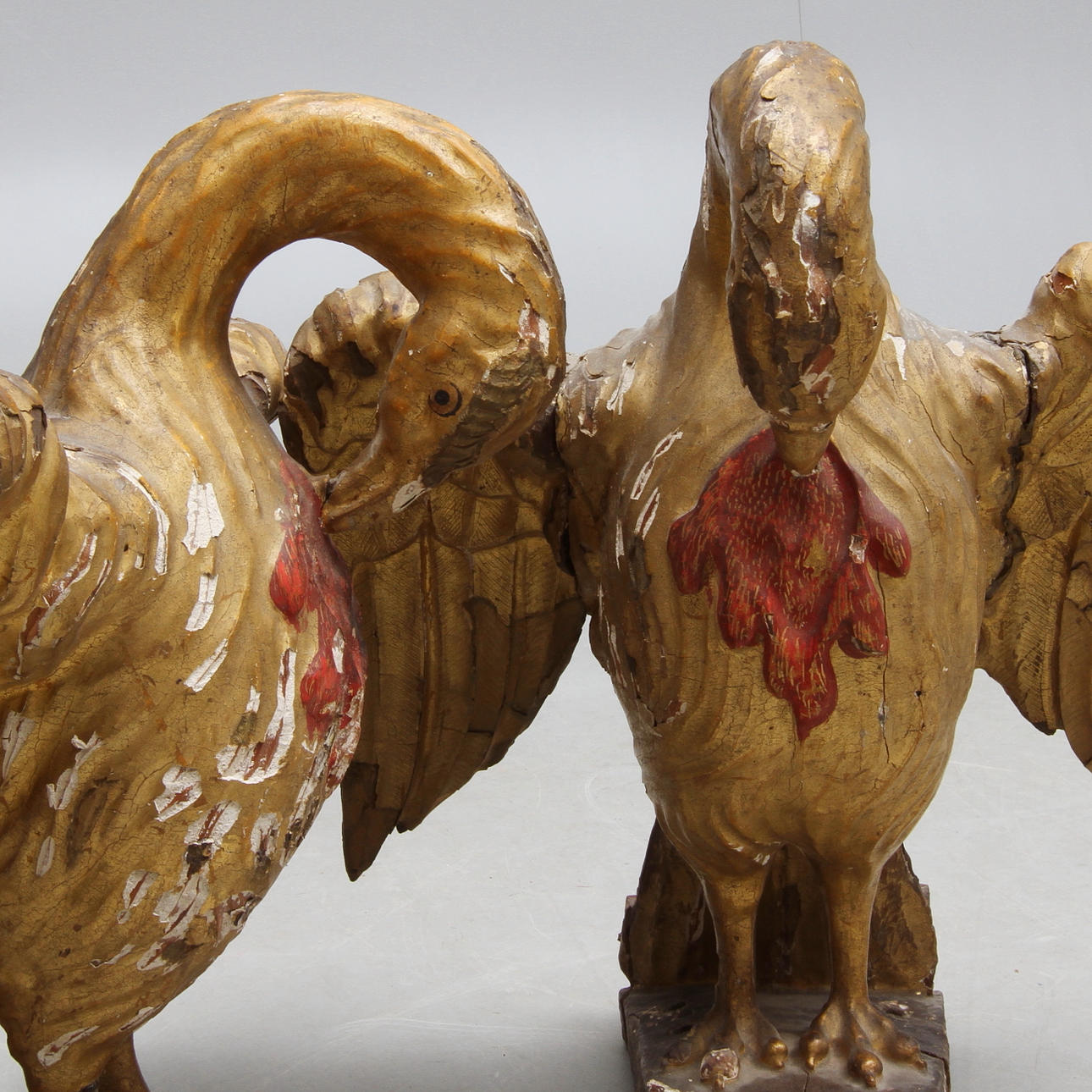 DEKORELEMENT, ett par, i form av blödande pelikaner, 1800-tal.