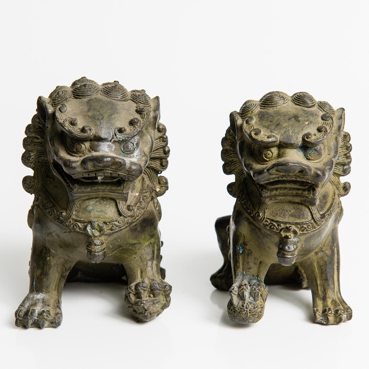 TEMPELLEJON, ett par, brons, Kina.