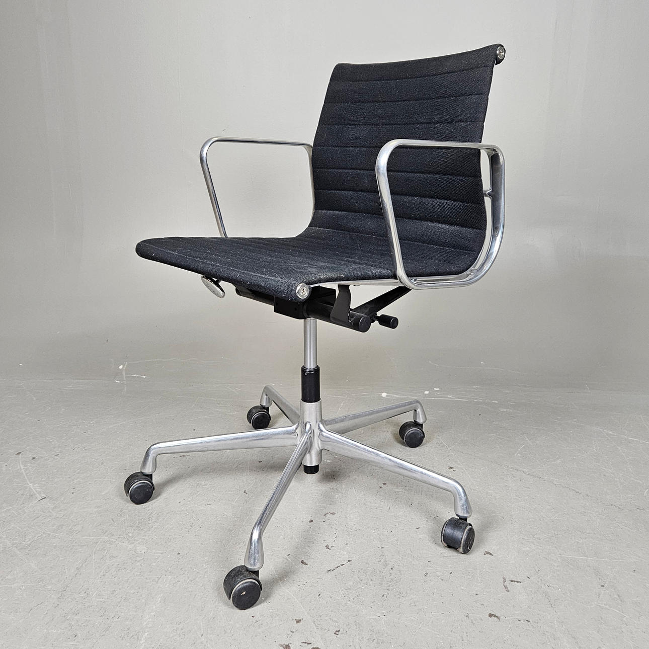 CHARLES OCH RAY EAMES. Skrivbordsstol, "EA 108", Vitra, formgiven år 1958.