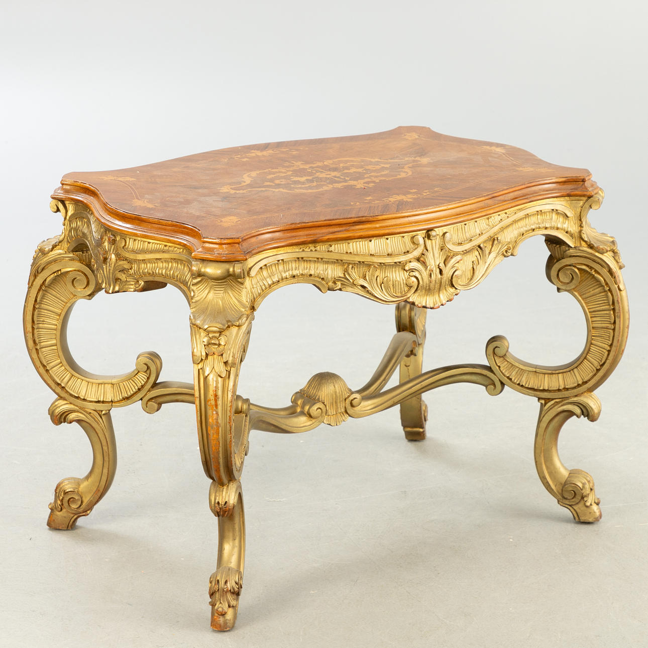 Mesa pequeña de estilo rococó.