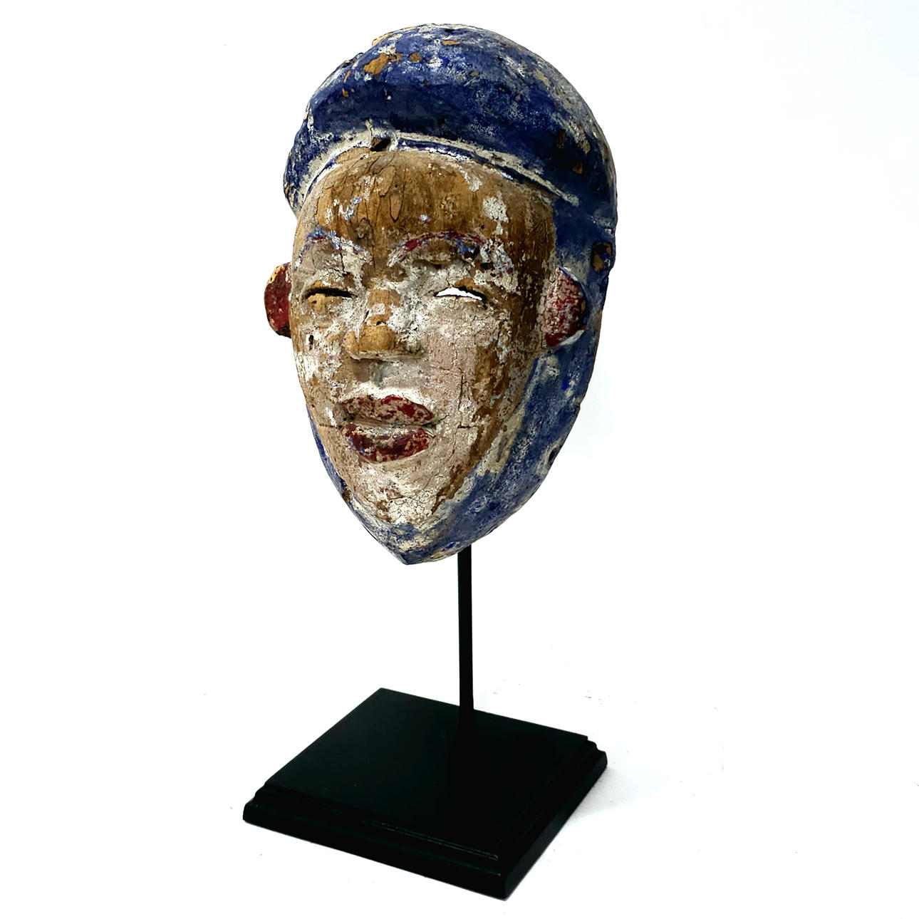 MÁSCARA EN MADERA TALLADA Y POLICROMADA.