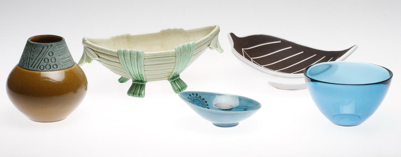 KERAMIKFÖREMÅL och GLAS, 5 delar, bl.a. Rörstrand och Gustavsberg, Lisa Larson.