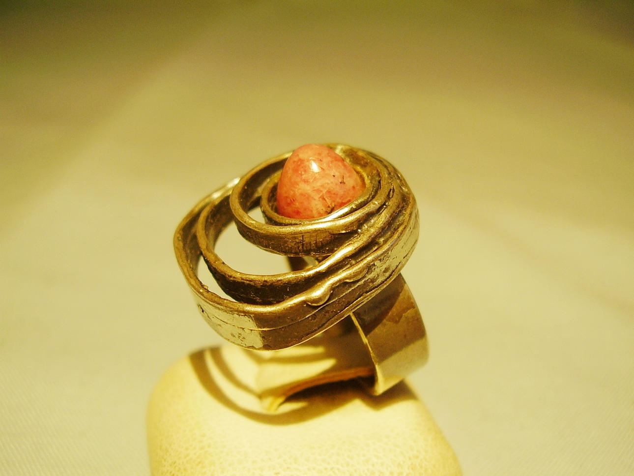 DESIGN-RING, rodokrosit silver 925 smedsarbete, signerat "Engla".