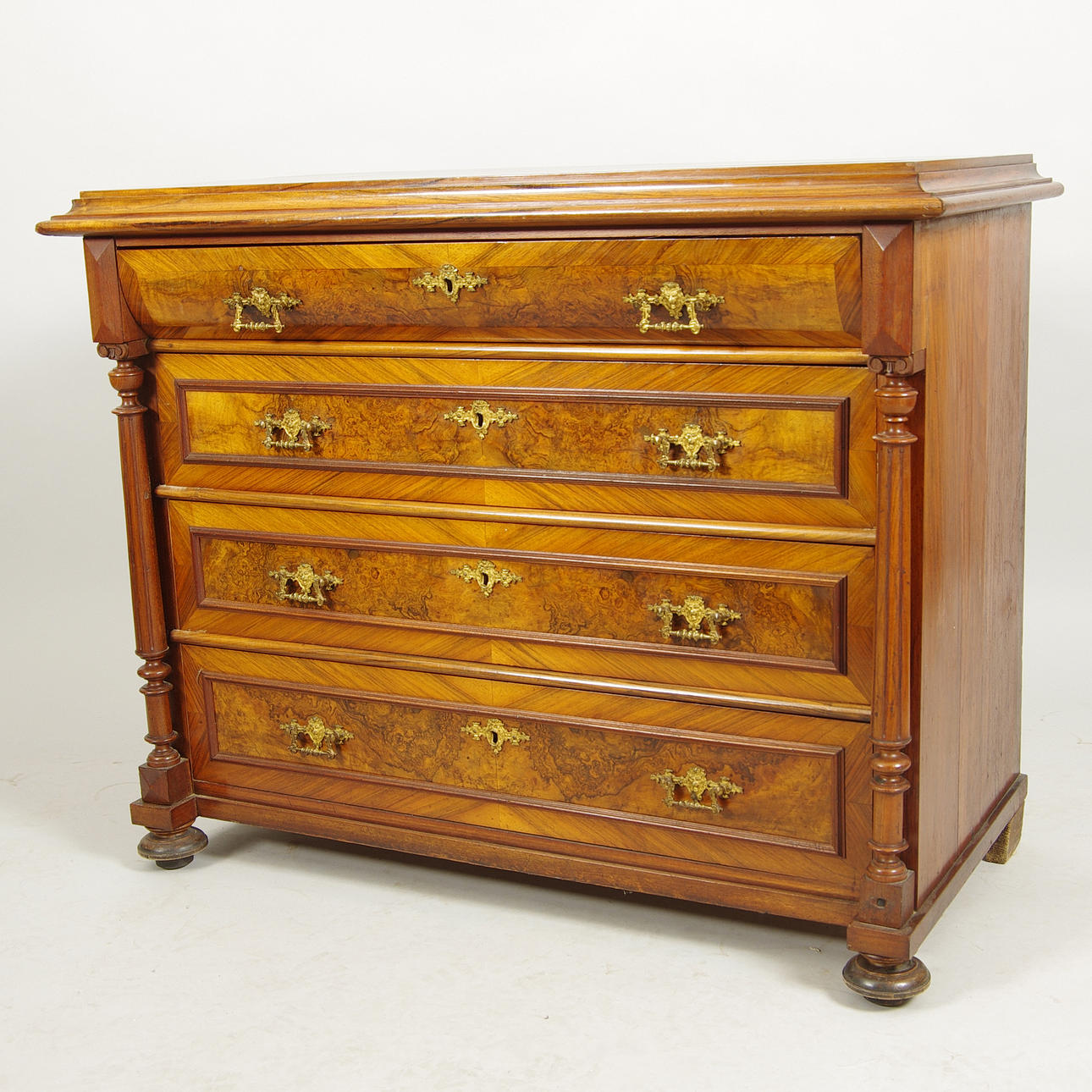 BYRÅ, 4-lådig med dragluckor i topplådan, mahogny, nyrenässans.