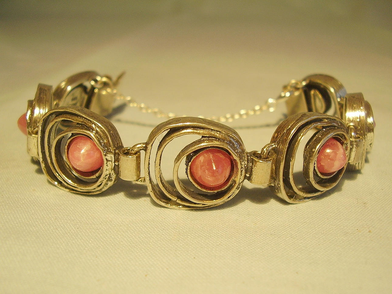 DESIGN-ARMBAND, rodokrosit silver 925 signerat. "Engla".