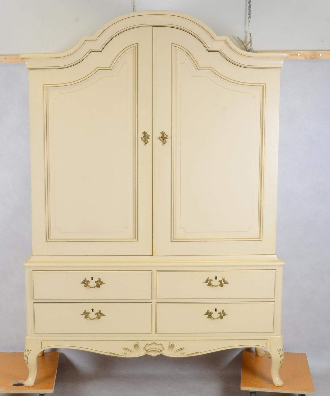 MATSALSSKÅP, rokokostil, 1900-talets andra hälft.