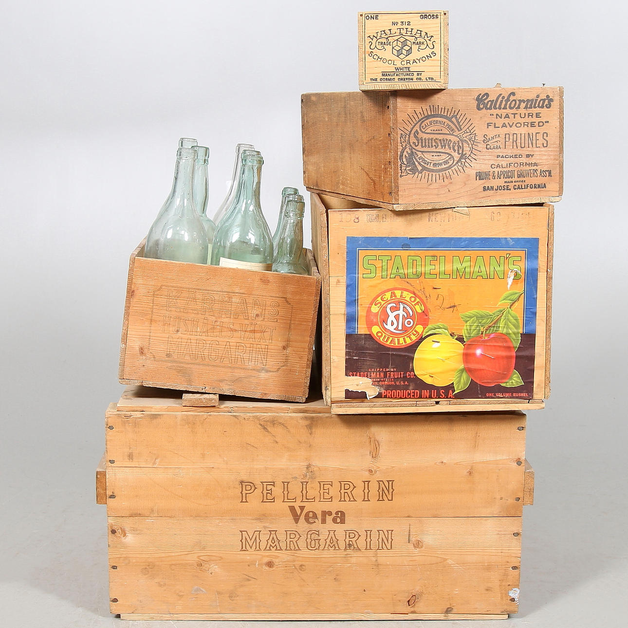 TRÄLÅDOR OCH FLASKOR. 14 delar, från lanthandel. 1900-talets första hälft.