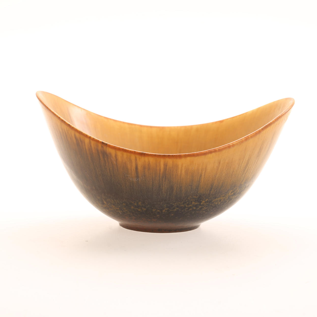 GUNNAR NYLUND. A stoneware bowl, Rörstrand.