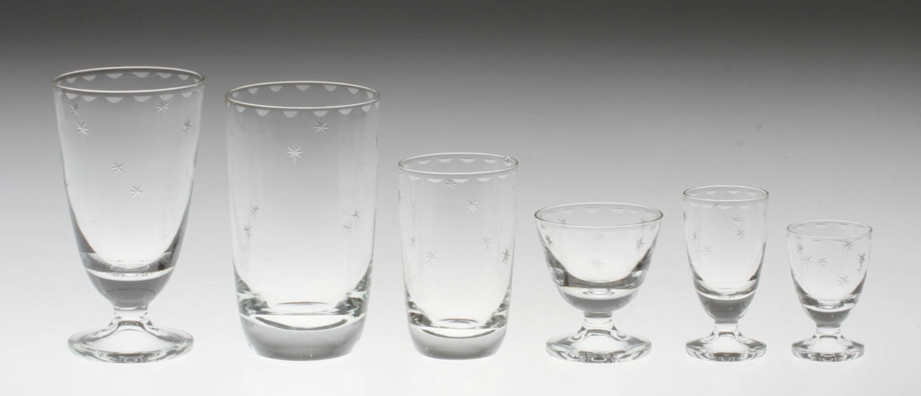 SERVISDELAR, glas. 66 delar. Slipad stjärndekor, 1900-talets första hälft. Sverige.