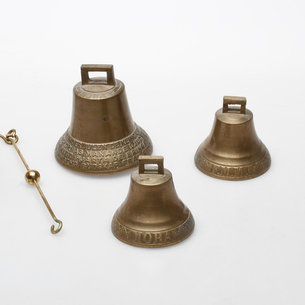 MÄSSINGSKRONA samt KLOCKOR, 3 st, 1900-tal.