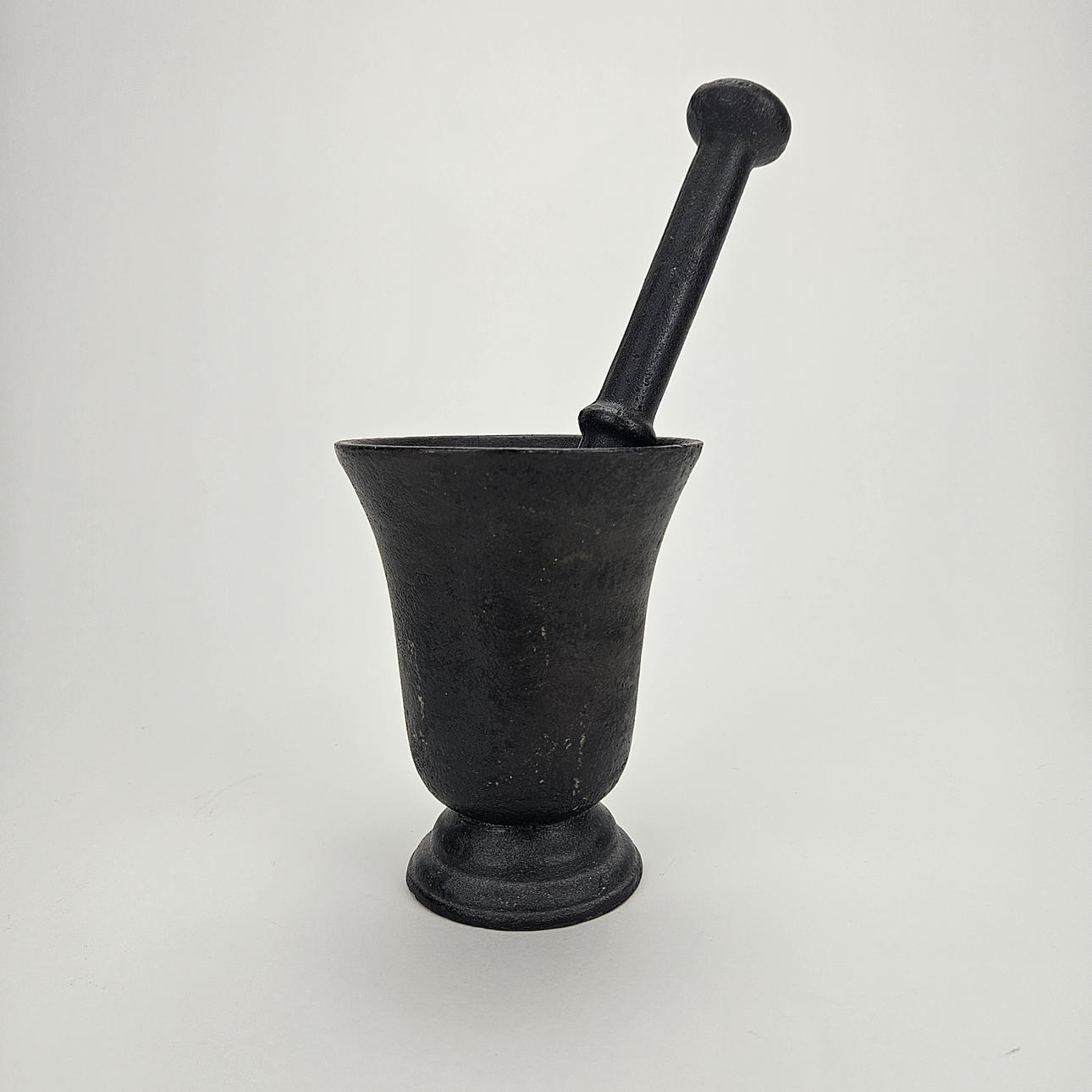 Eisenmörser mit Stößel, 20. Jahrhundert.