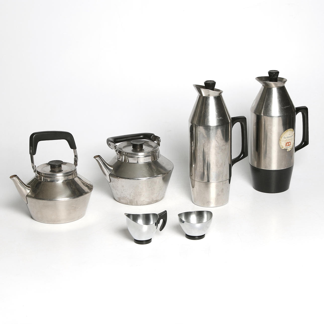 KAFFEKANNOR, TERMOSAR, GRÄDDNIPA och SOCKERSKÅL 6 delar, Sigvard Bernadotte för Nilsjohan. 1900-talets mitt.