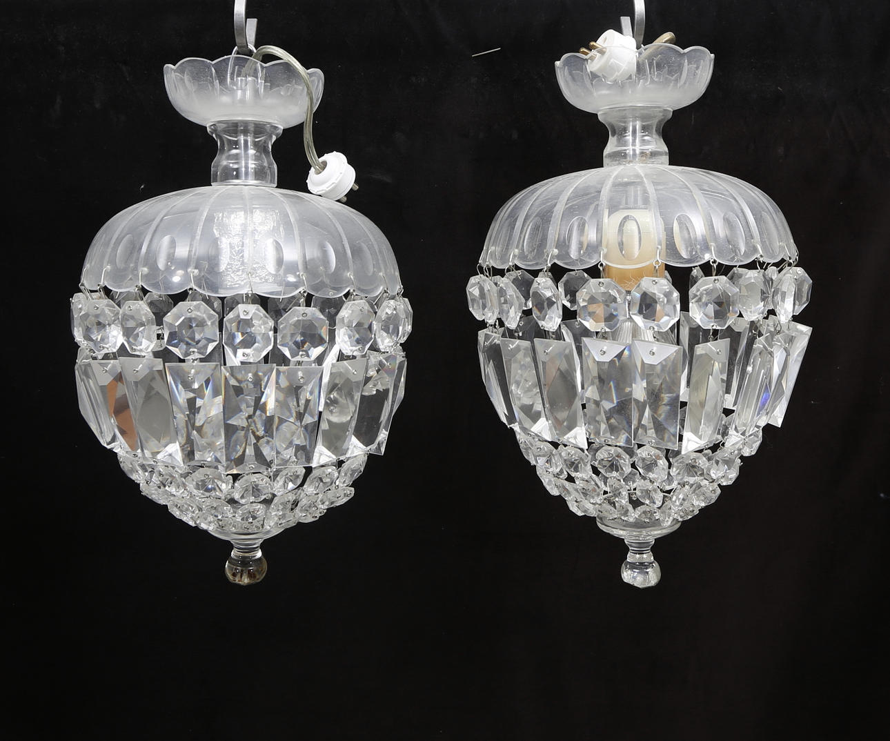 TAKLAMPOR, ett par, glas, 1900-talets första hälft, höjd ca. 33 cm.