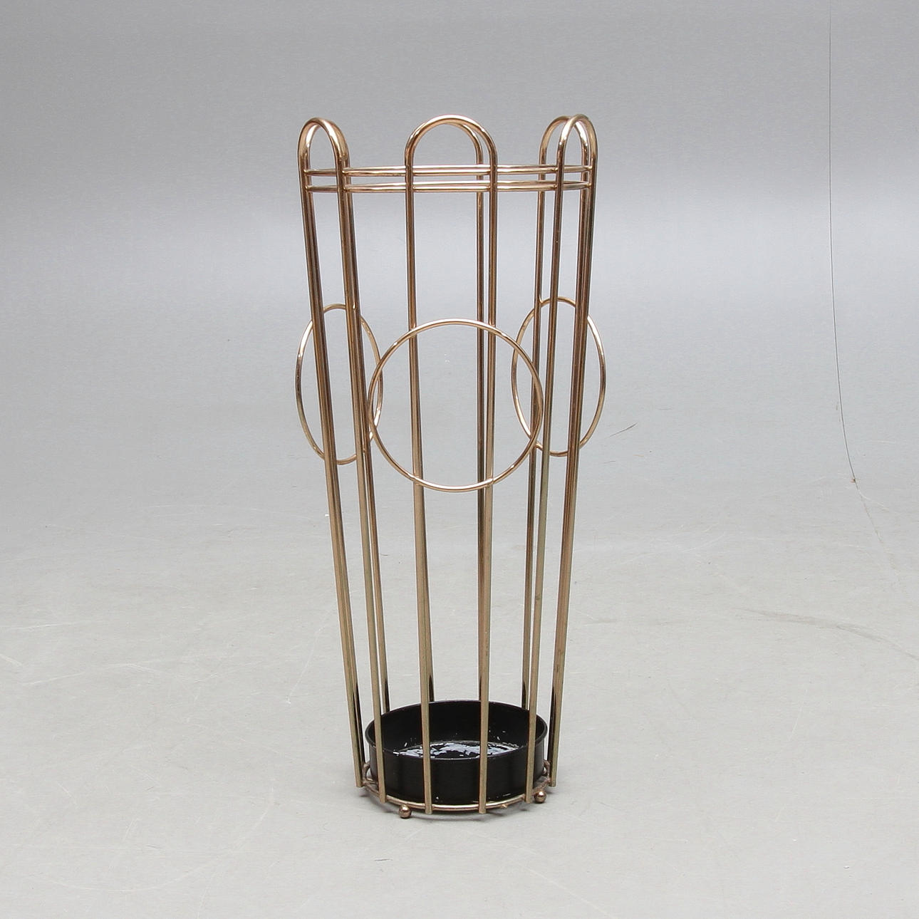 PARAPLYSTÄLL, gulmetall, 1900-talets andra hälft.