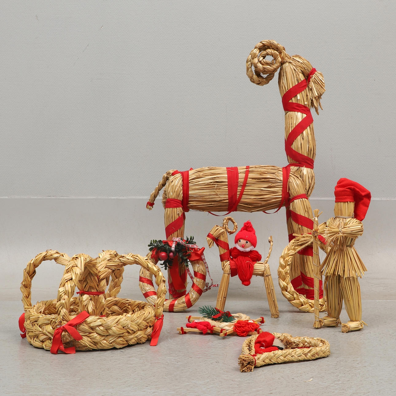 JULDEKORATIONER, 8 delar, främst halm.