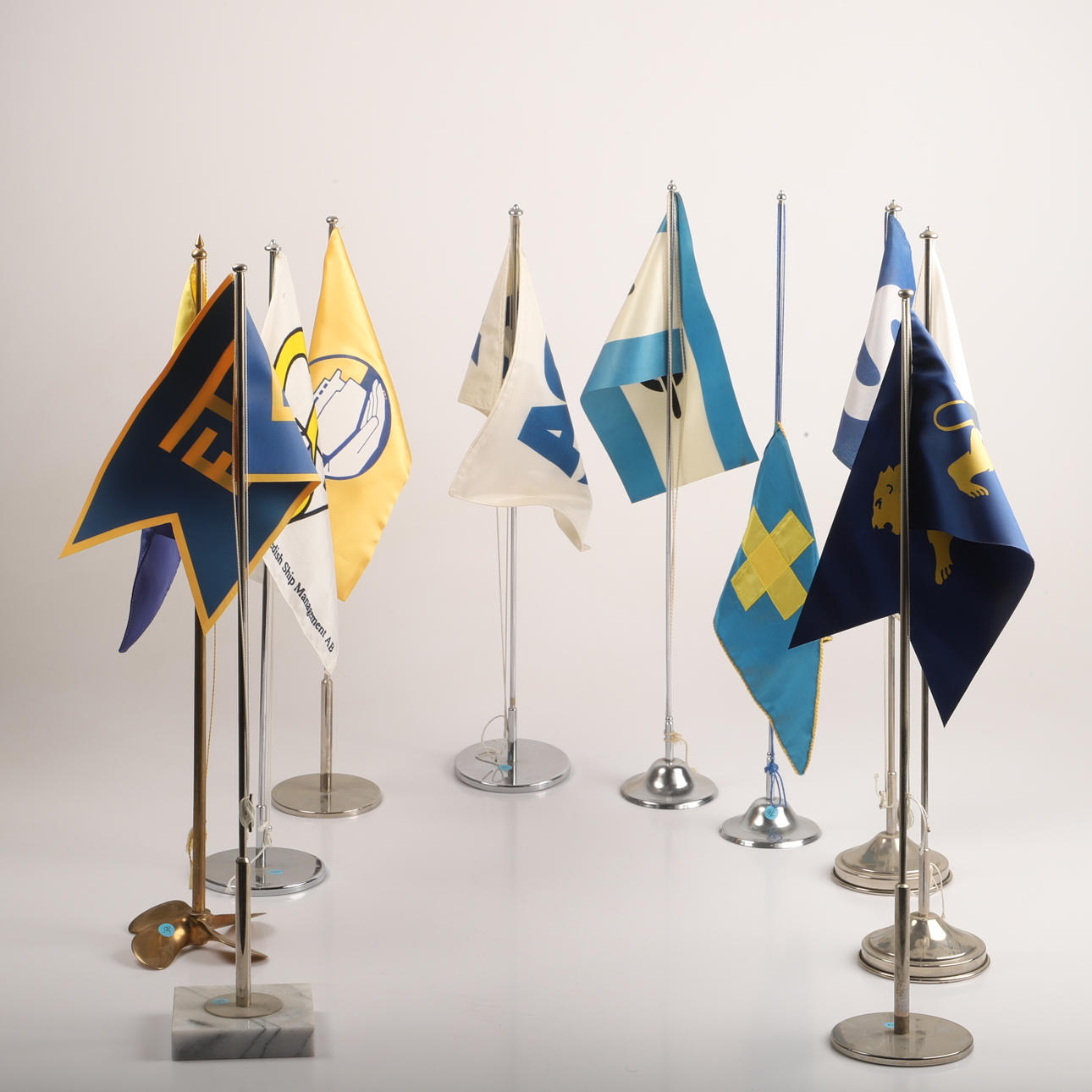 Ein Satz von 10 Schiffsflaggen, Metall/Textil, 20. Jahrhundert.