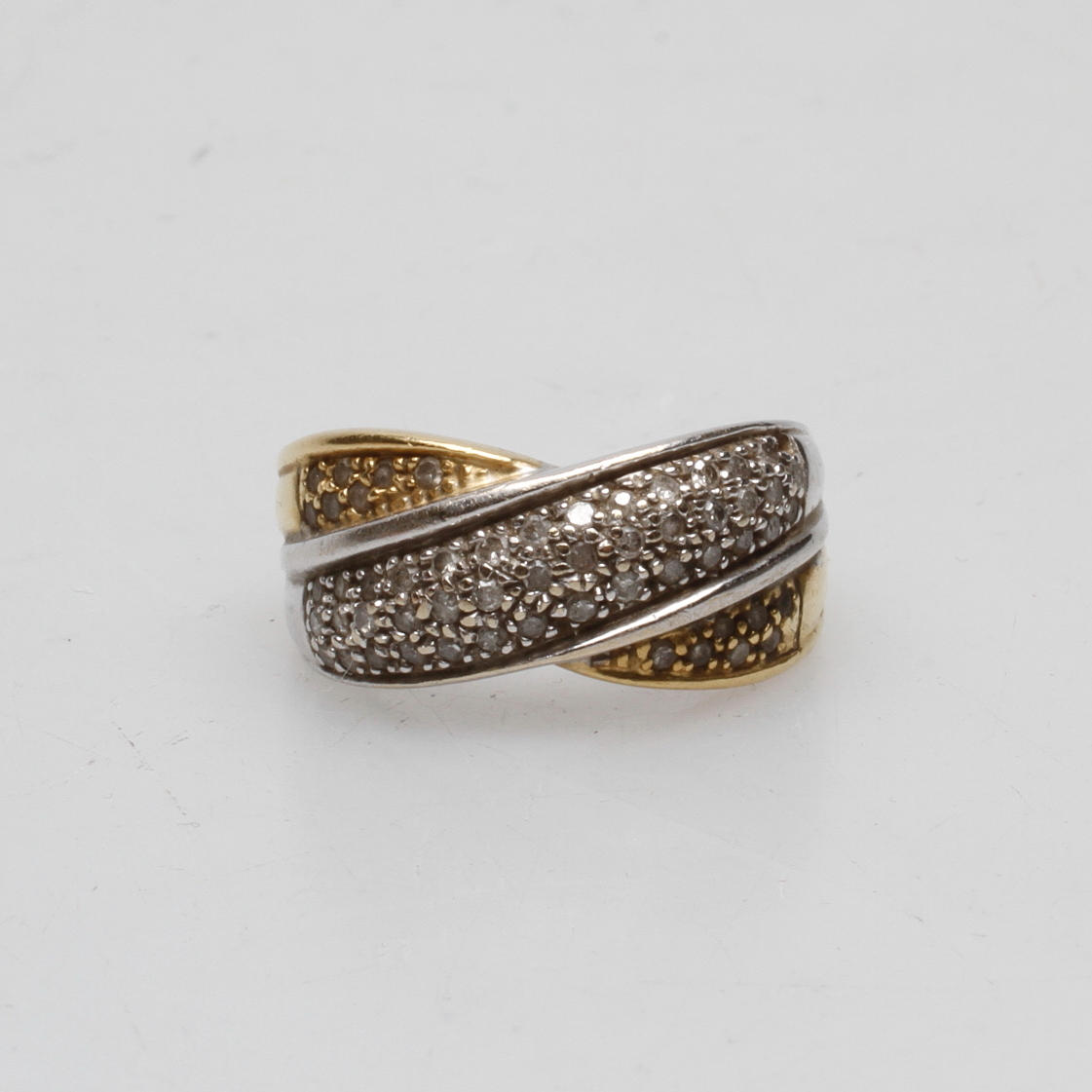 RING MED SMÅ DIAMANTER, 18k rött/vitt guld, vikt ca 7,9 gr.