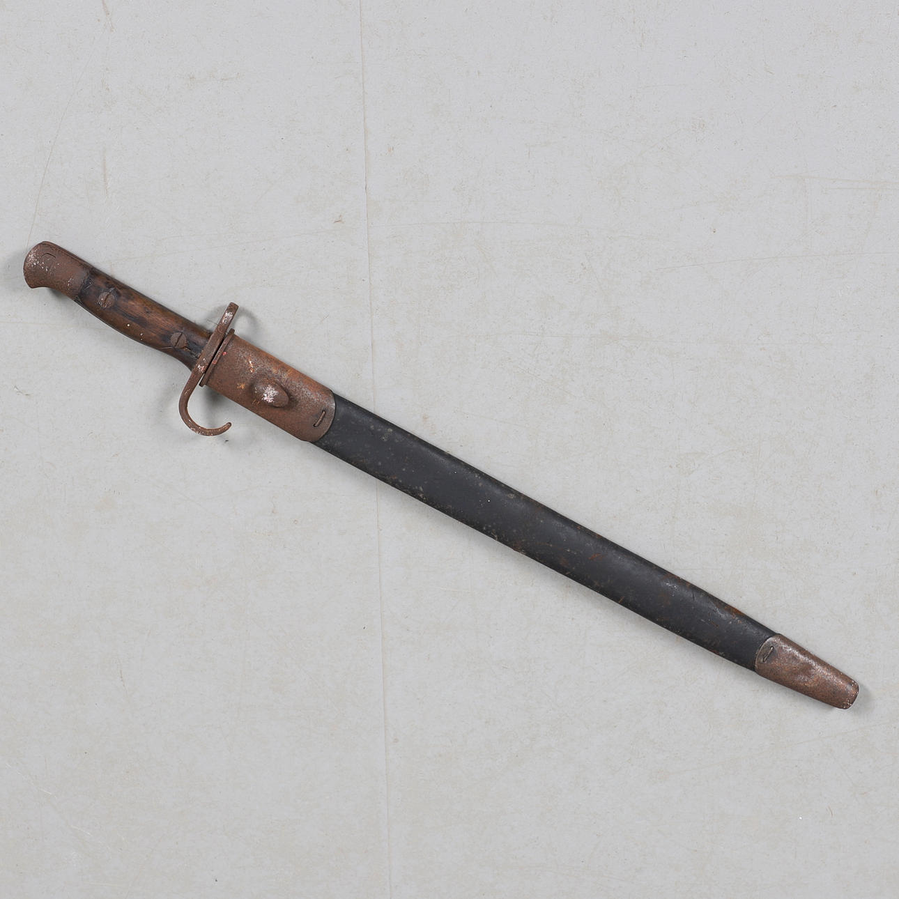 A 1907 PATTERN BAYONET AND SCABBARD. DATED 1907.