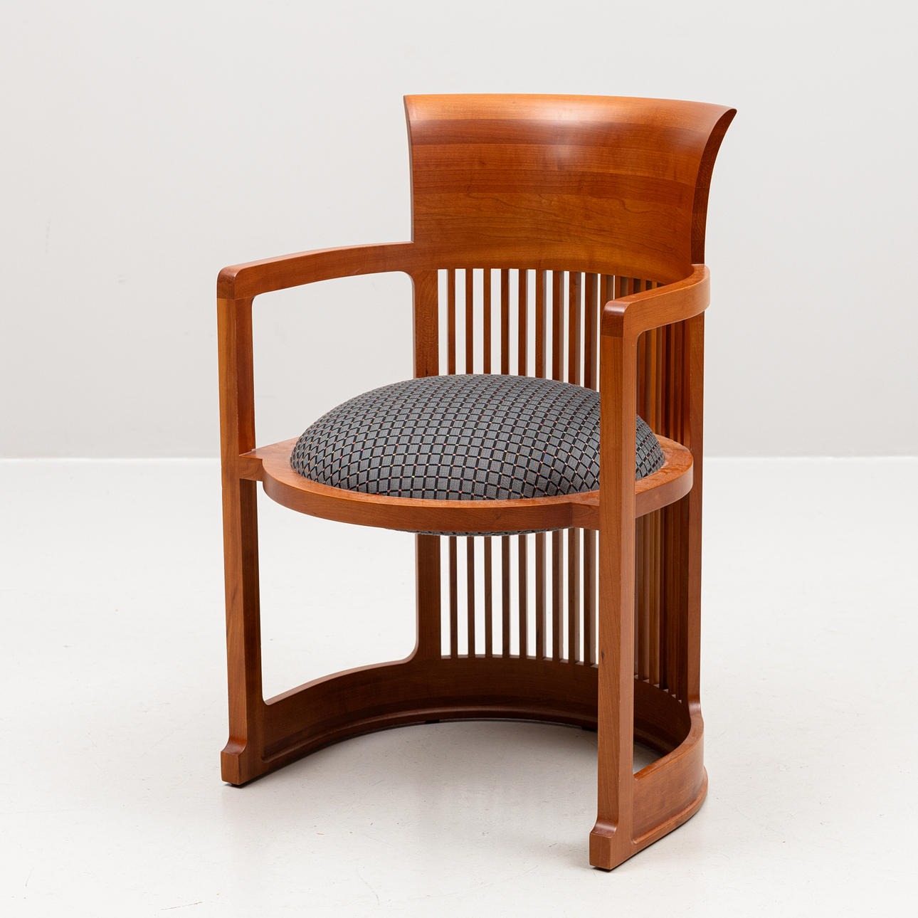 FRANK LLOYD WRIGHT, “Barrel chair” Cassina, model 606. 1986.