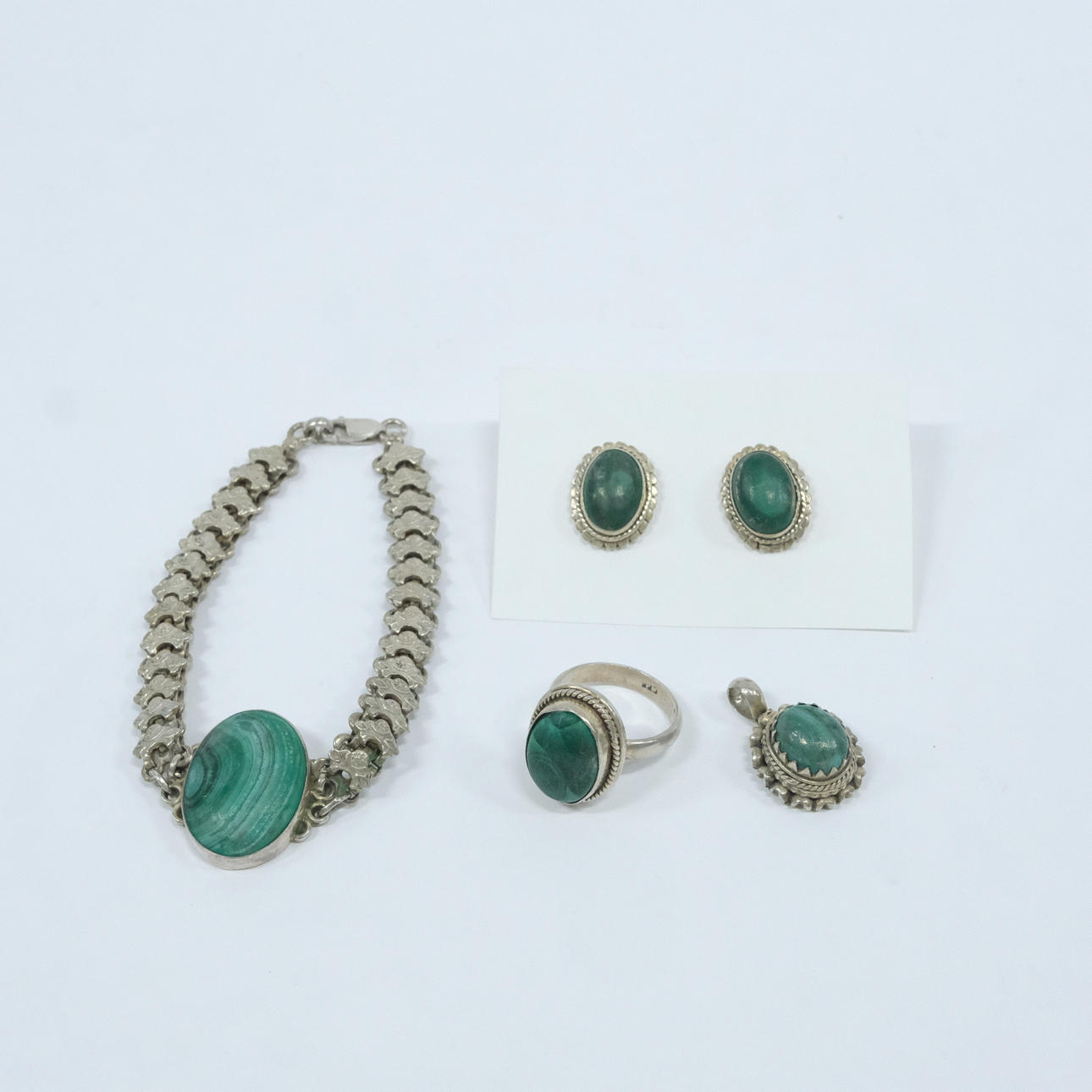 SMYKKER I FIRE DELE, SØLV.