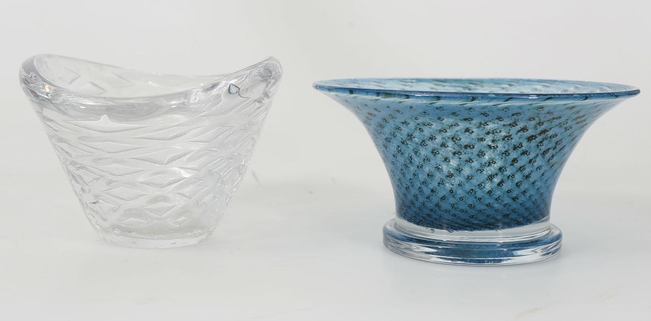 SKÅLAR, glas, 2 stycken, Bertil Vallien och Vicke Lindstrand.