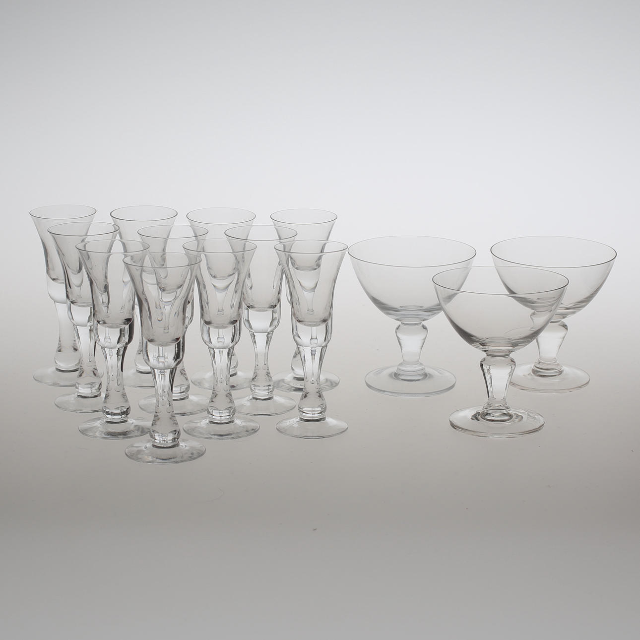 SNAPSGLAS, 11 st samt VINGLAS, 3 st.