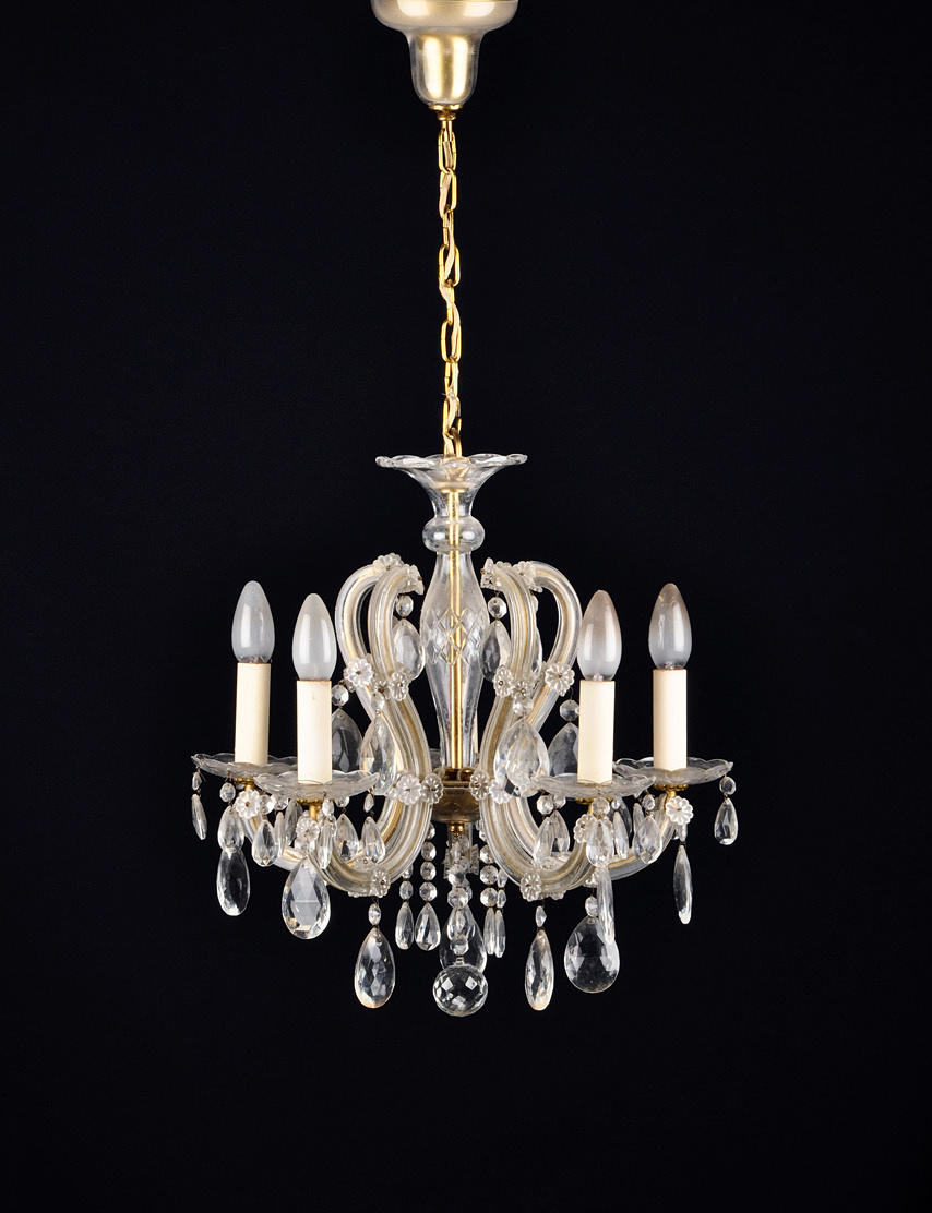 6-FLAMMIGER LÜSTER. Ljuskrona med kristallskålar och kristalldroppar.