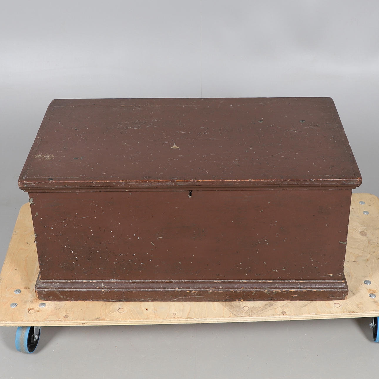 A PAINTED PINE BLANKET BOX.