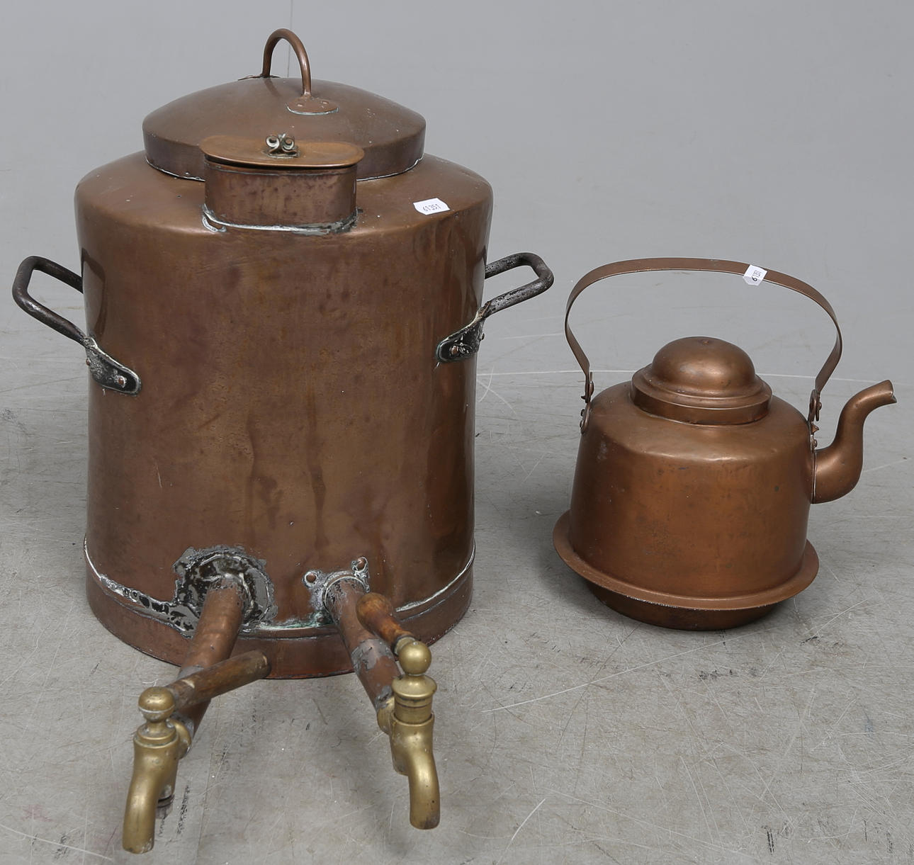 KOPPARFÖREMÅL, 2 delar, omkring 1900.