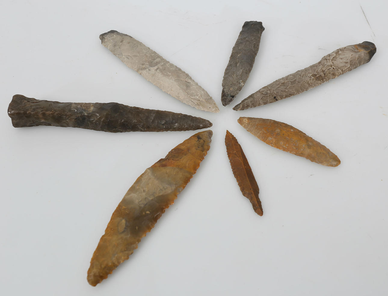 DOLKAR OCH SPETSAR, stenåldern, 7 stycken.
